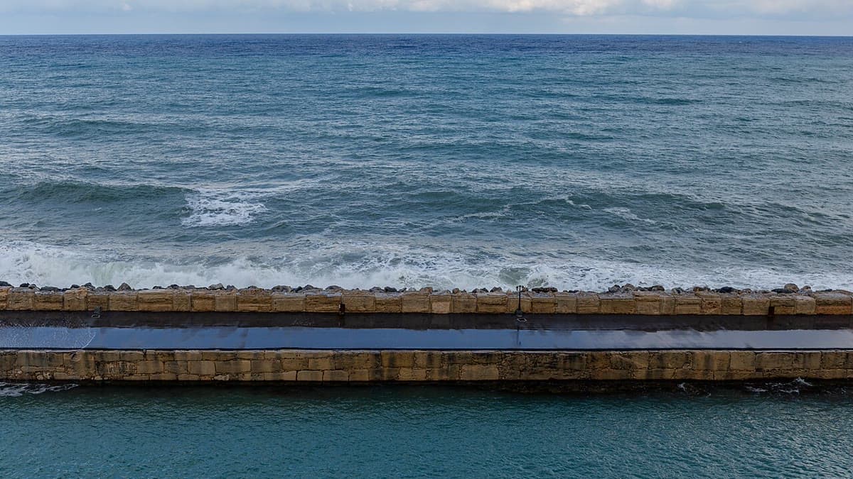 Girne (Kyrenia) limanında dalgakıran ve açık deniz (temsilî görsel)