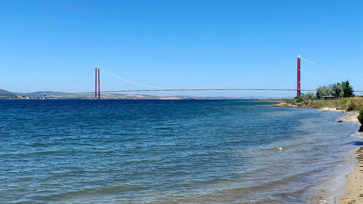 1915 Çanakkale Köprüsü'nün Çanakkale Boğazı kıyısından görünümü