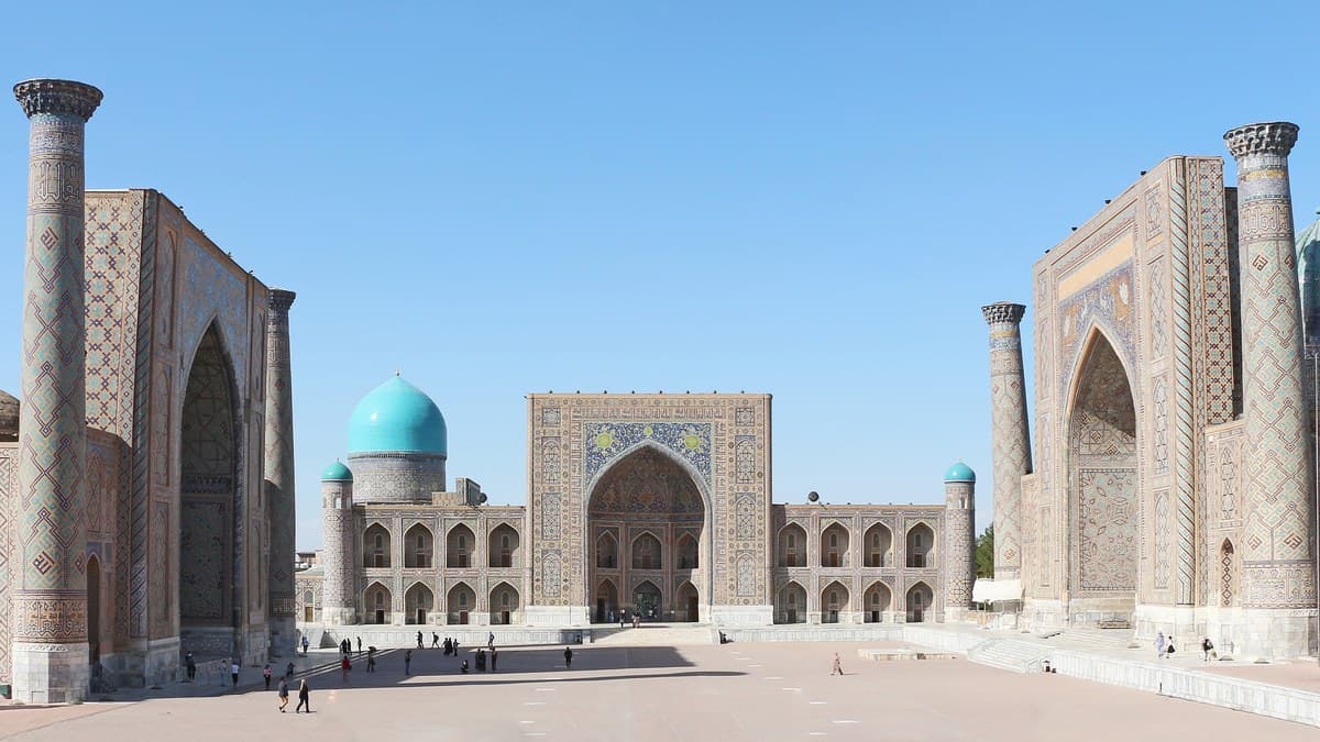 Semerkand'daki Registan Meydanı — Maveraünnehir bölgesinin tarihi mimarisi (temsilî görsel)