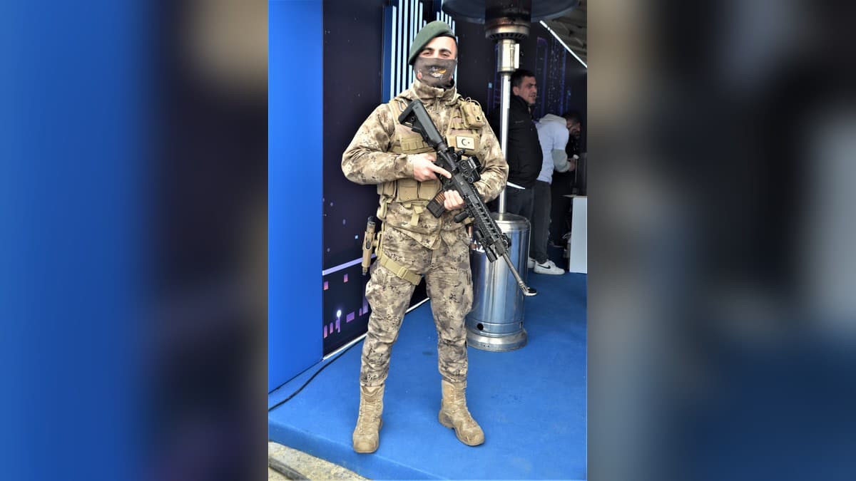 Tam teçhizatlı bir Polis Özel Harekat (PÖH) personeli silahıyla poz veriyor