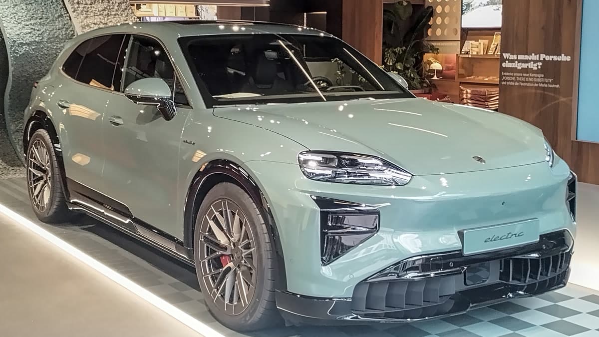 Porsche Cayenne Electric Turbo, showroom ortamında sergilenirken — ön tamponda "electric" yazısı görülüyor