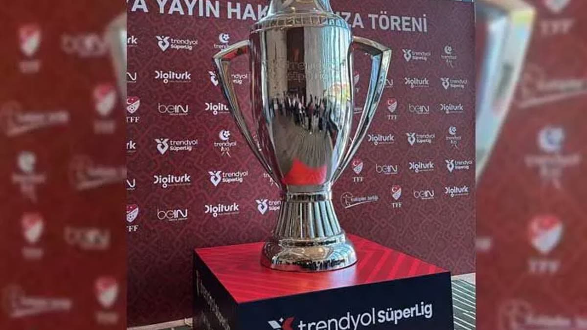 Trendyol Süper Lig'in resmi kupası bir imza töreninde sergileniyor