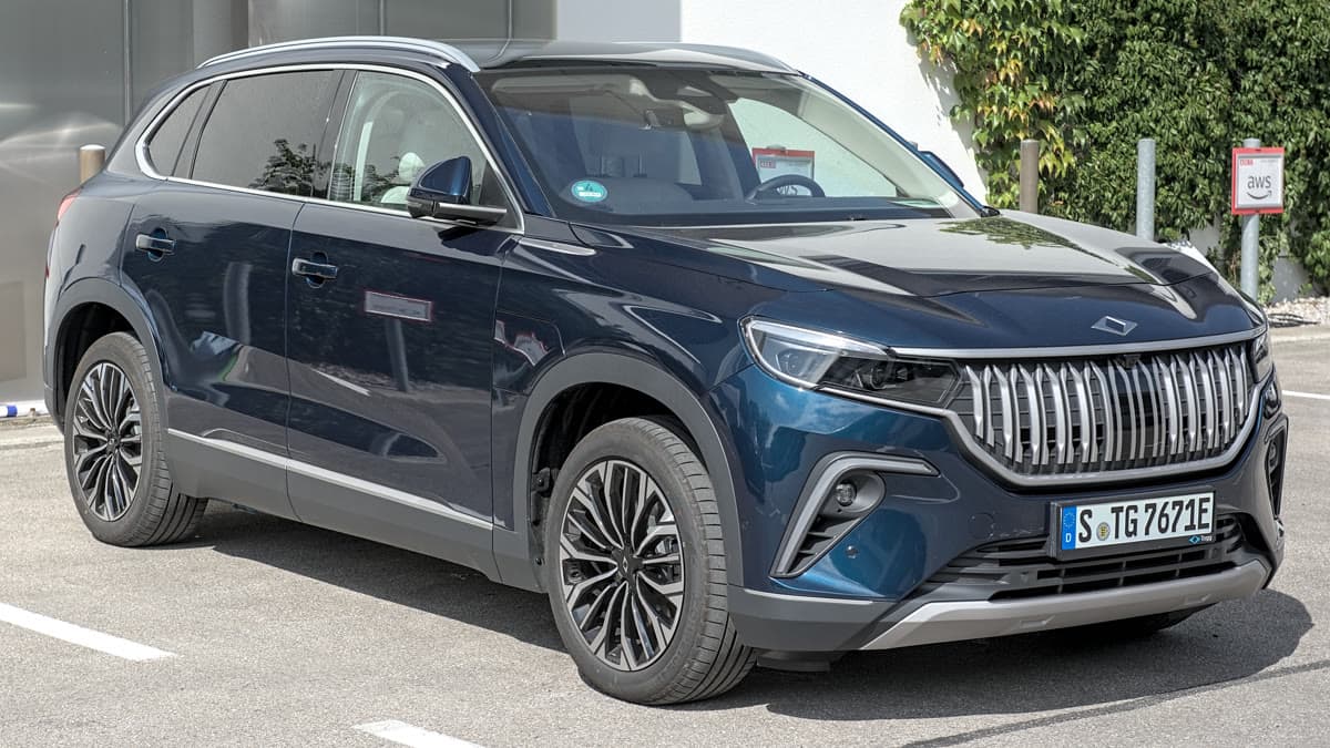 Yerli elektrikli otomobil markası Togg'un T10X modeli bir fuar standında sergileniyor