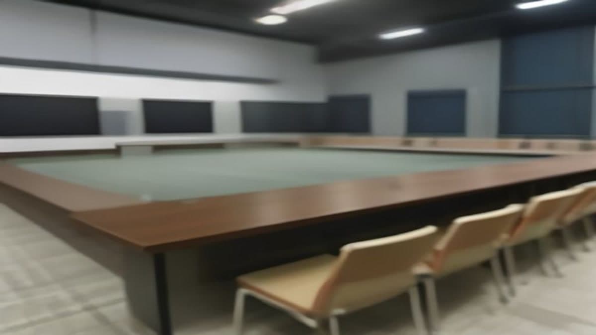 Mikrofonlu uzun toplantı masası ve sandalyeleriyle boş konferans salonu (temsilî görsel)
