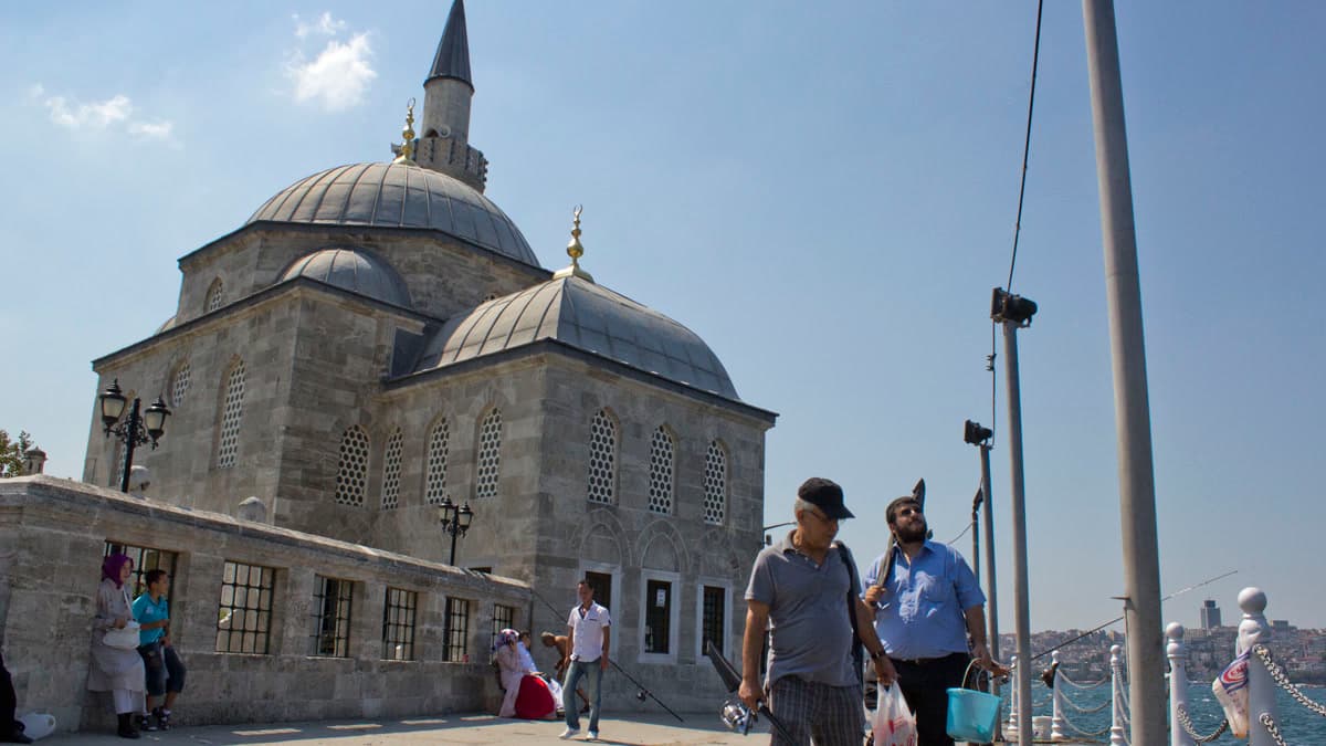 Üsküdar sahilindeki tarihi Şemsi Paşa Camii
