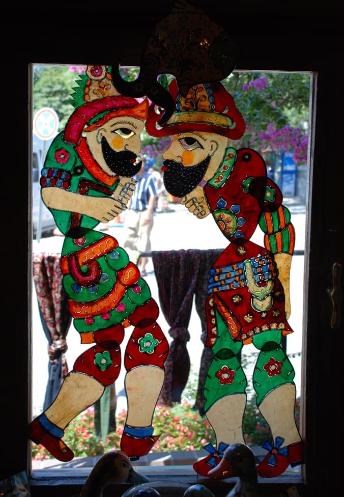 Bursa’da Hacivat ve Karagöz figürlerini betimleyen bir görsel (temsilî görsel)