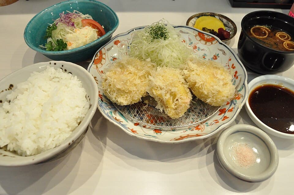 Panko ekmek kırıntısıyla kaplanıp kızartılan çıtır tonkatsu — pankonun en bilinen kullanımı