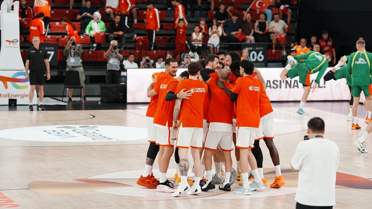 Türkiye Basketbol Milli Takımı oyuncuları kutlama sırasında bir arada (12 Dev Adam, 2027 Dünya Kupası Avrupa Elemeleri, aynı