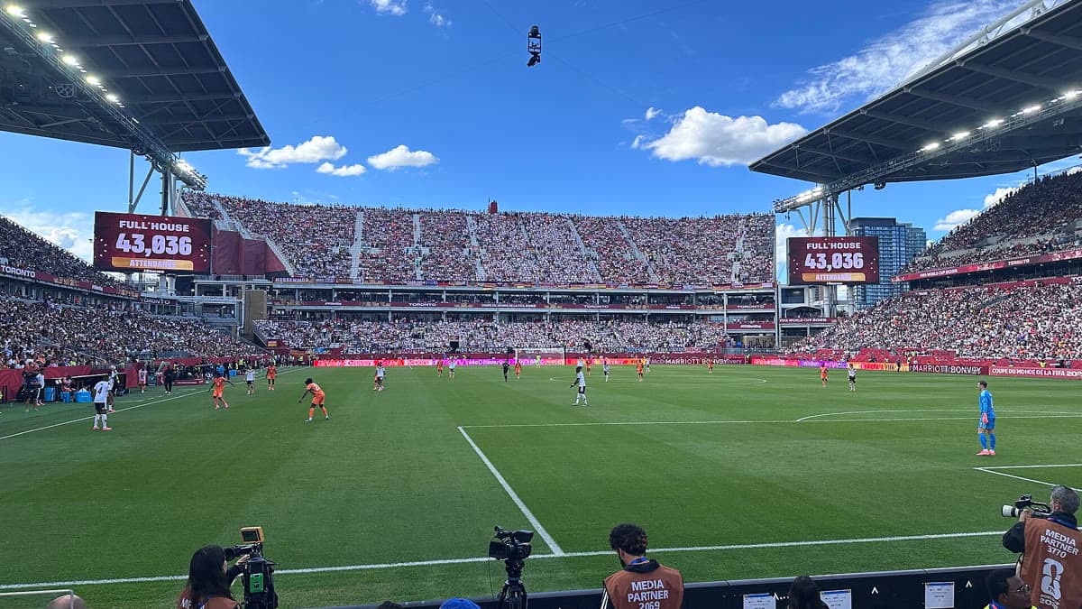 2026 FIFA Dünya Kupası'nda tribünleri dolu bir stadyumda oynanan maç — Toronto