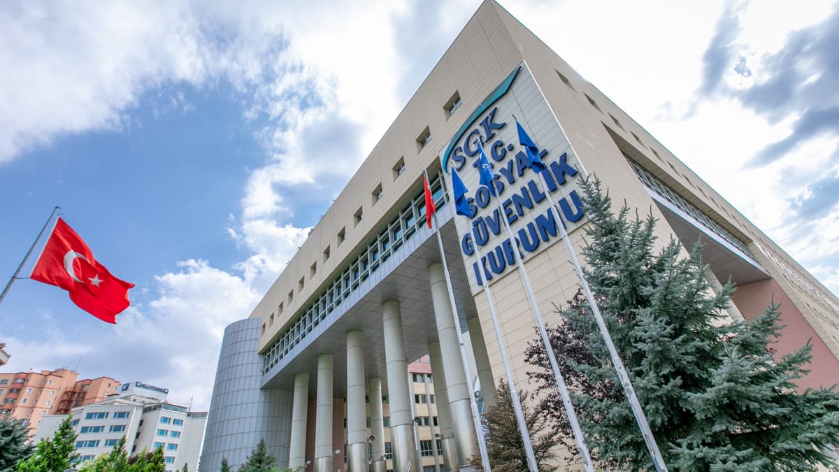 Sosyal Güvenlik Kurumu (SGK) başkanlık binası tabelası ve girişi