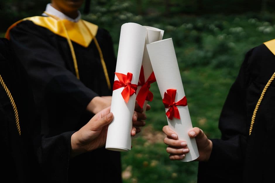 Akademik törende diploma takdimi (temsilî görsel) — Van SBÜ akademik yıl açılışı ve belge töreni