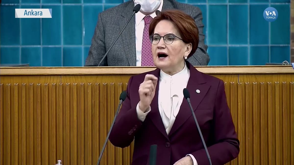 Meral Akşener kürsüde konuşurken — "AK Parti benim evimde kuruldu" iddiasını ele alan haberin kapağı (arşiv, Şubat 2021)