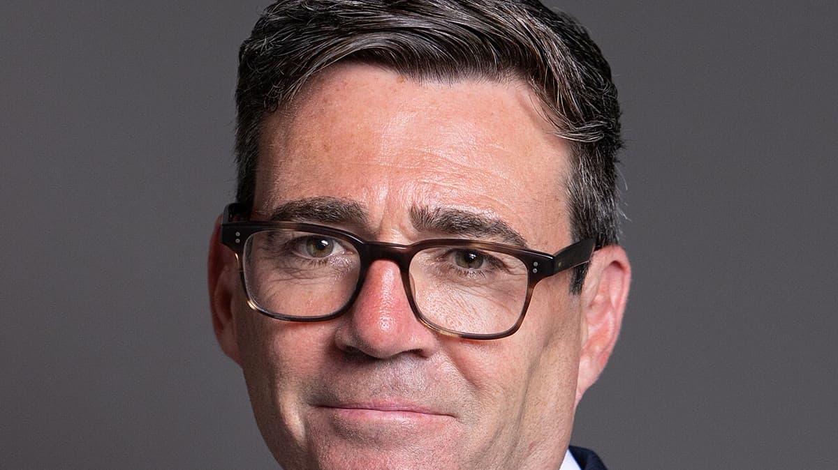İngiltere'nin yeni Başbakanı Andy Burnham'ın resmî portresi