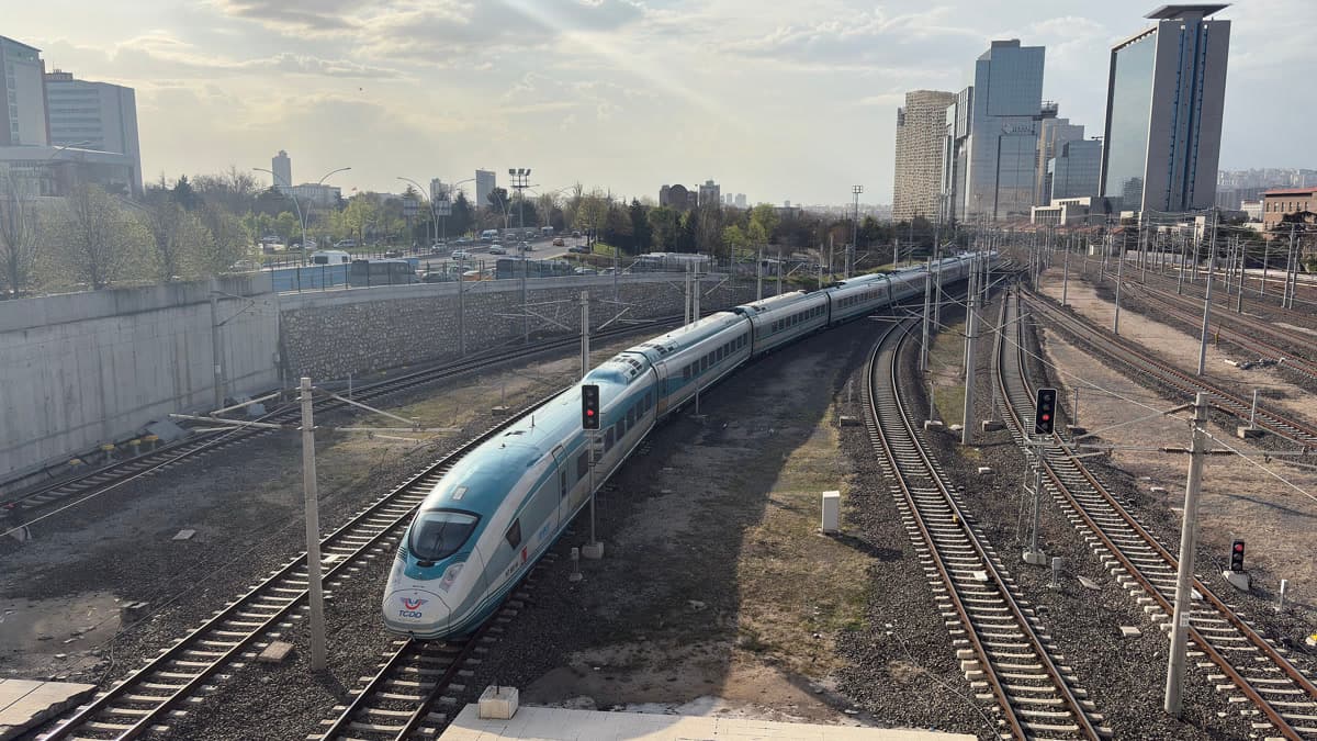 Ankara Garı'na yaklaşan yüksek hızlı tren
