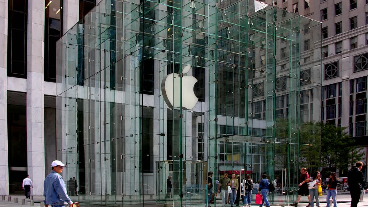 Apple'ın New York 5. Cadde'deki camdan küp mimarili mağazasının cephesi