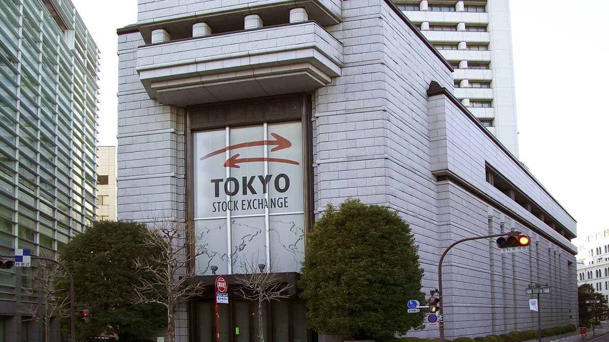 Tokyo Borsası'nın (Tokyo Stock Exchange) ana bina girişi — Nikkei 225 bugün yüzde 0,2 düşüşle kapattı