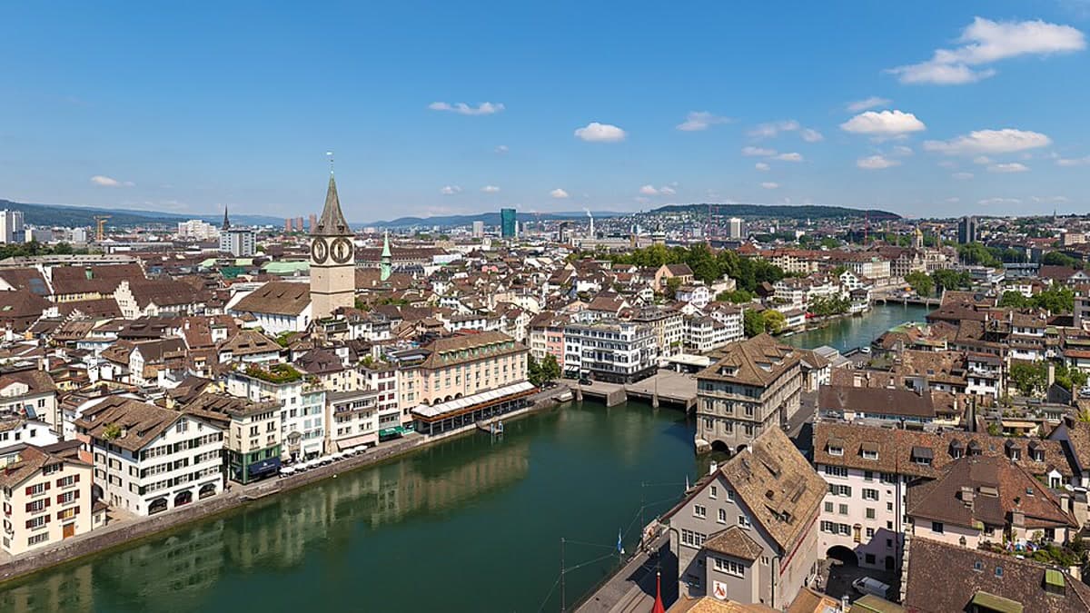 Zürih'in tarihi merkezi Altstadt ve Limmat Nehri kıyısı — Avrupa'da şehir merkezinde daire fiyatının en yüksek olduğu kent