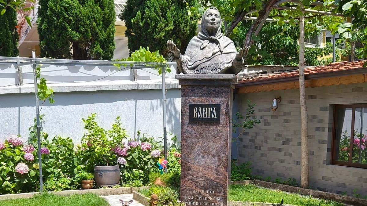 Bulgaristan'daki Baba Vanga büstü — kaidesinde Kiril harflerle "ВАНГА" yazıyor