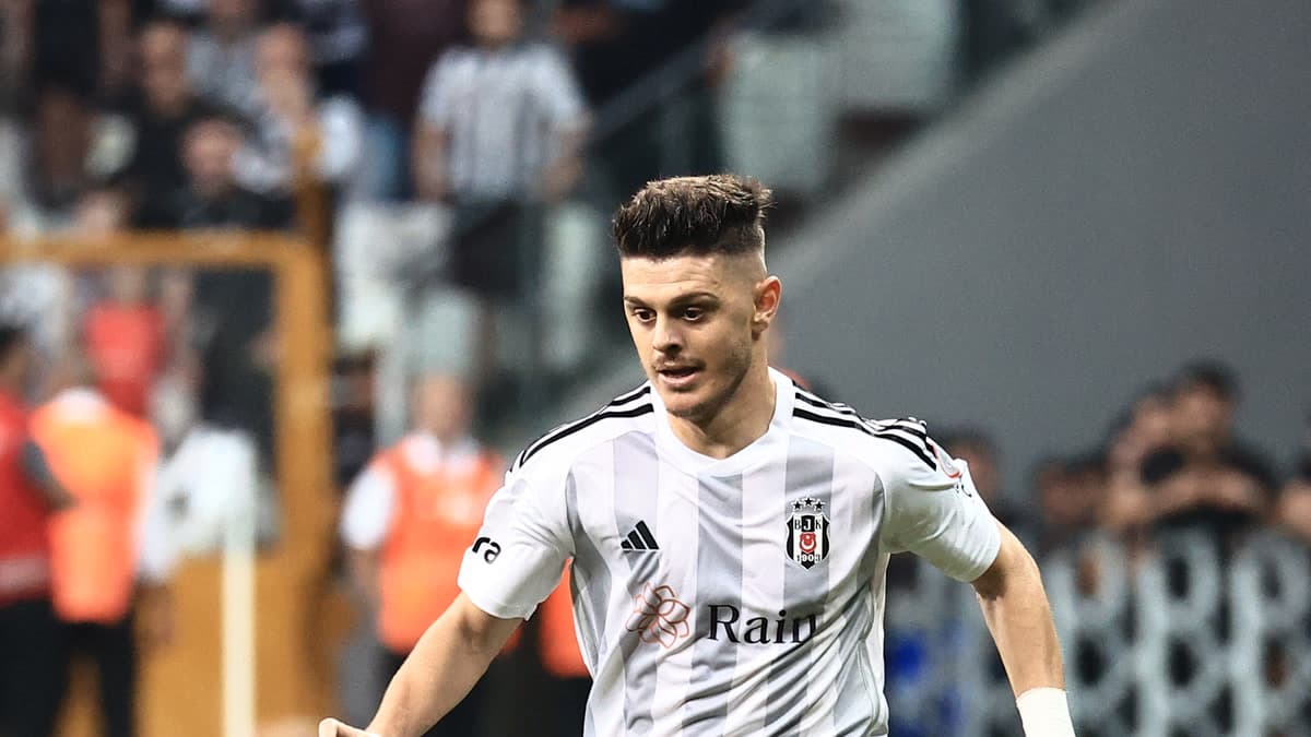 Milot Rashica, Beşiktaş forması giyerek bir Süper Lig maçında topla ilerliyor