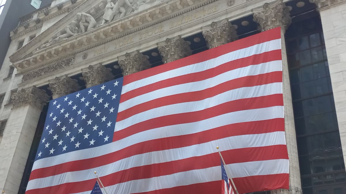 New York Stock Exchange (NYSE) binasının cephesi — 8 Eylül 2026'da BIST 100 artıda, Wall Street ekside kapattı