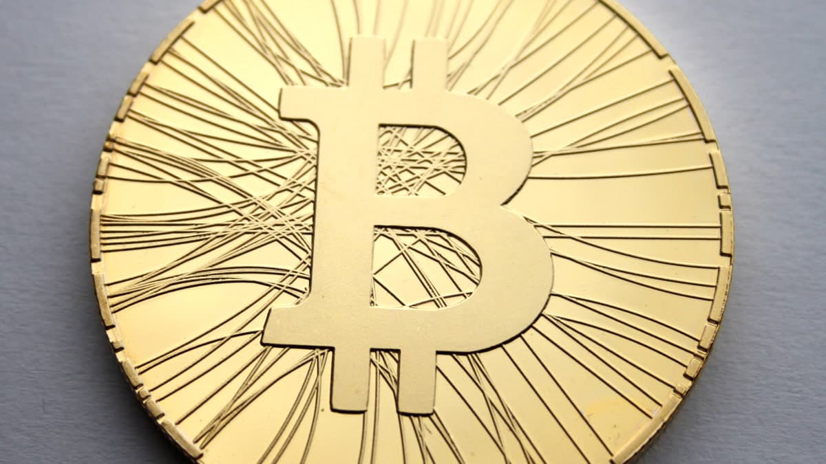 Fiziksel bir Bitcoin madeni parası yakın çekim (temsilî görsel)