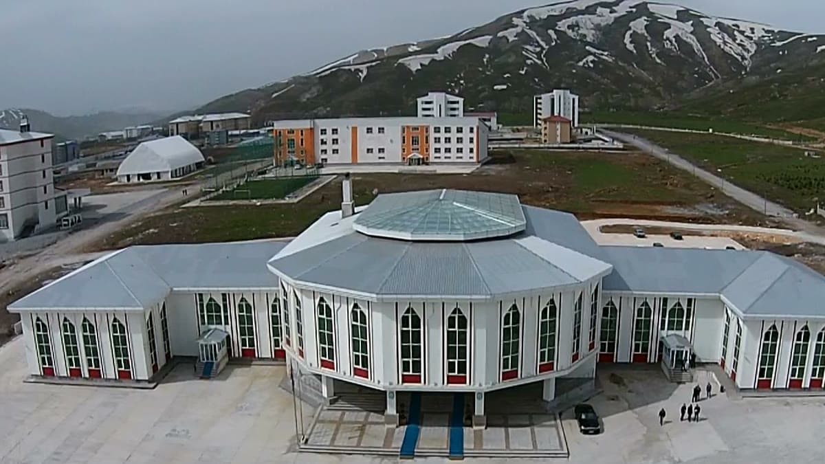 Bitlis Eren Üniversitesi kampüsünün havadan görünümü, arka planda karlı dağlar