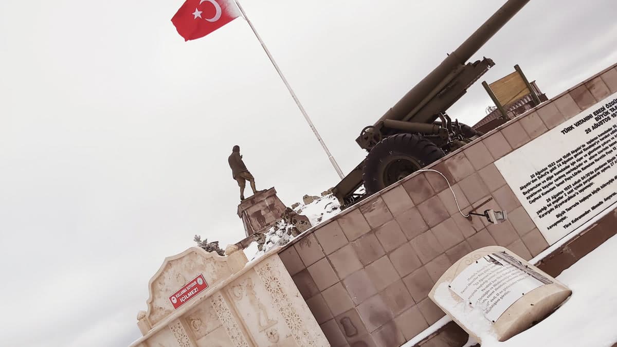 Afyonkarahisar'daki Kocatepe Anıtı — Büyük Taarruz'un komuta noktası (kış görüntüsü)
