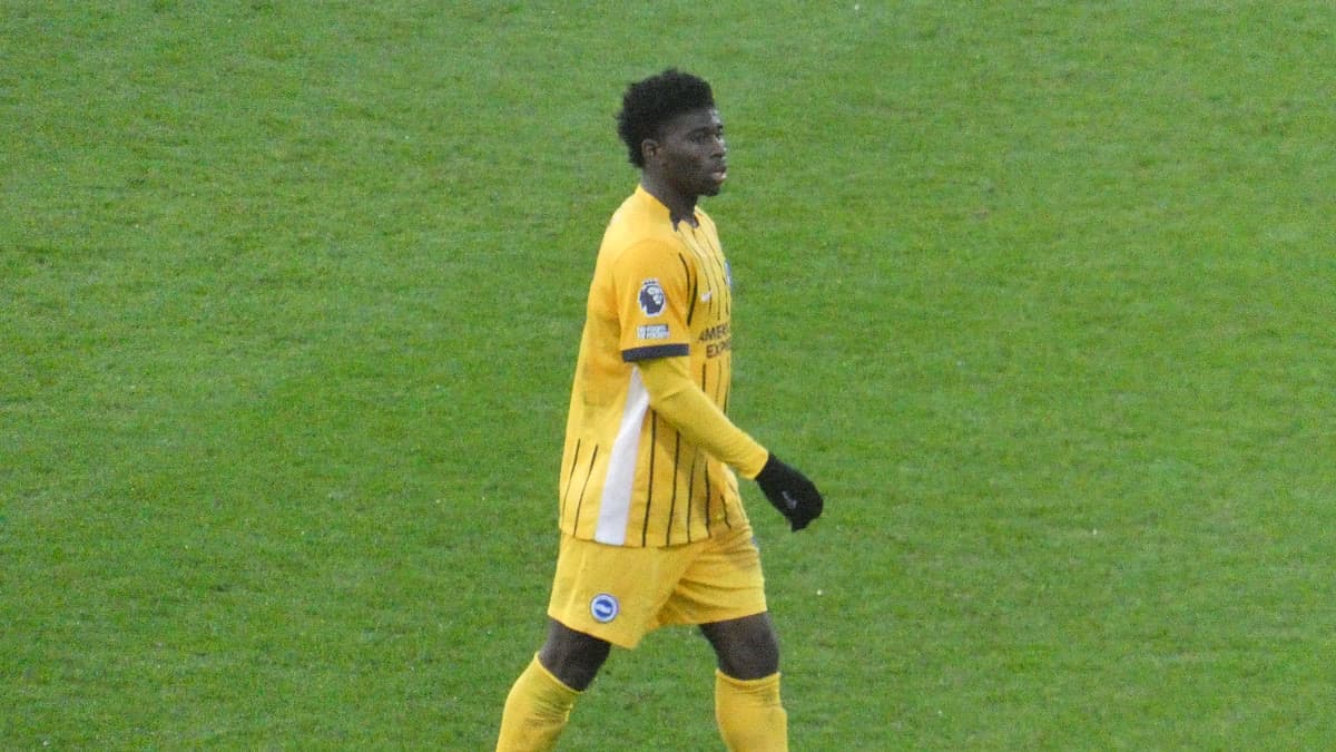 Brighton forması ve Premier Lig rozetiyle sahada yürüyen Carlos Baleba (arşiv fotoğrafı)