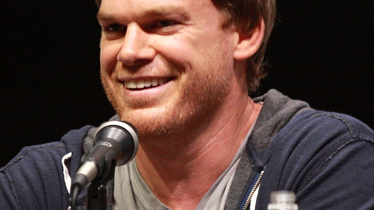Dexter dizisinde başrolü canlandıran Michael C. Hall, bir hayran etkinliğinde gülümserken