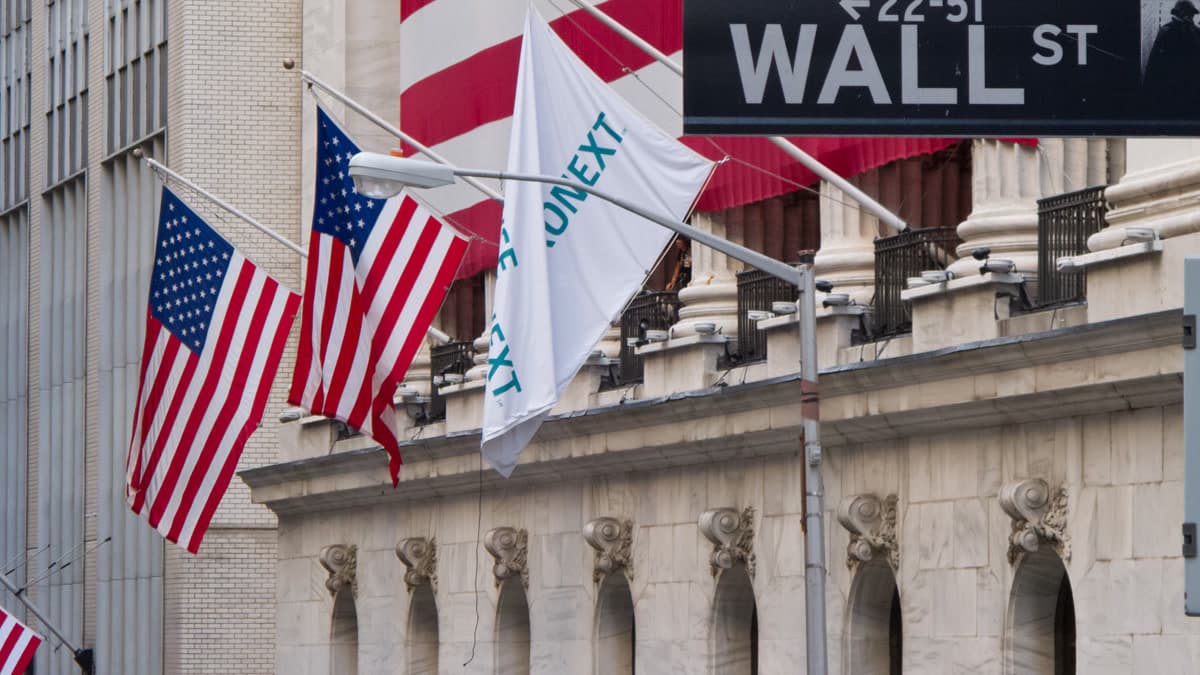 New York Stock Exchange (NYSE) binasının Wall Street cephesi — 9 Eylül 2026'da Dow Jones, S&P 500 ve Nasdaq ekside kapandı