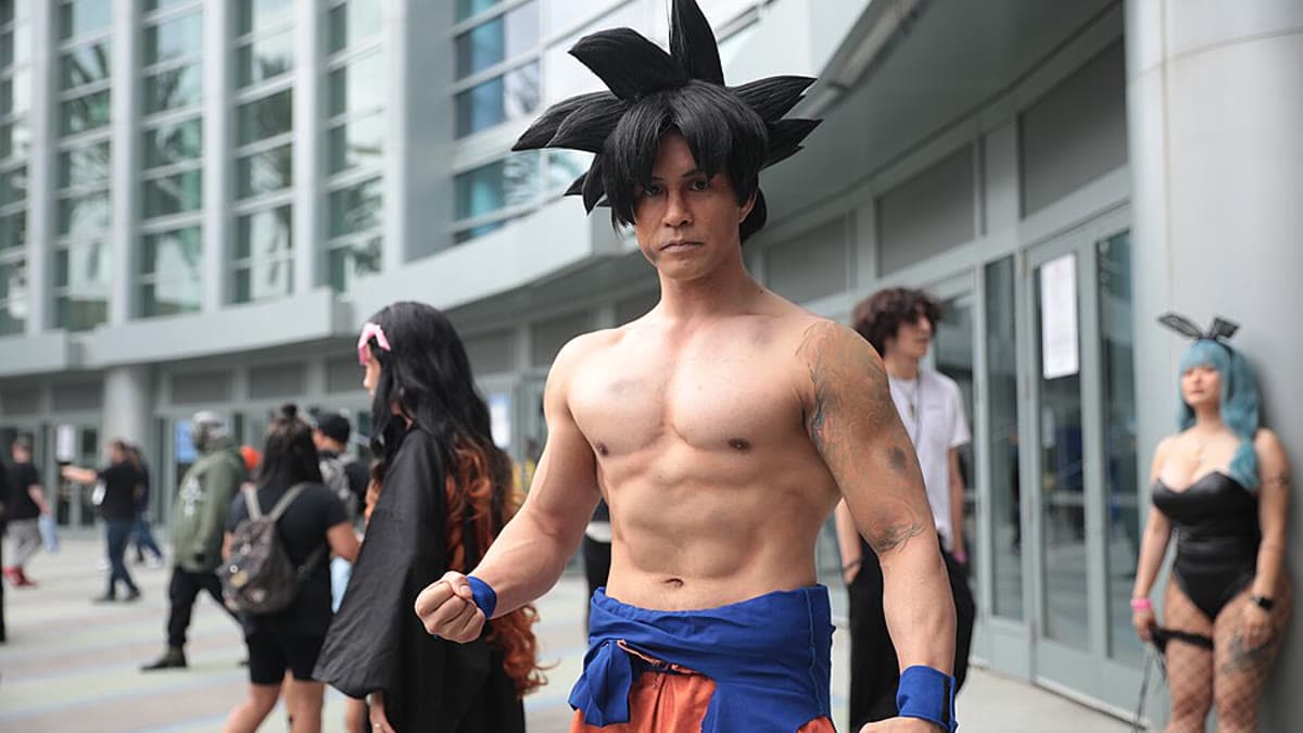 Goku kostümüyle poz veren bir kostüm tutkunu (cosplayer), 2022 WonderCon fuarında