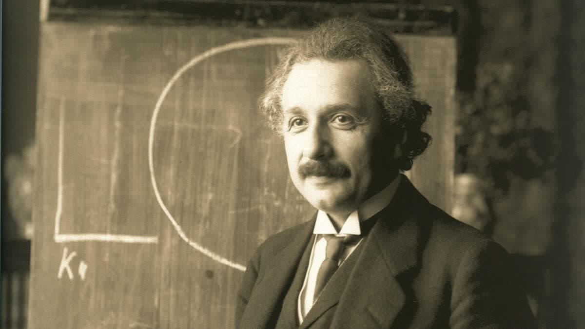 Albert Einstein'ın 1921 yılına ait, Viyana'da bir ders sırasında çekilmiş portre fotoğrafı