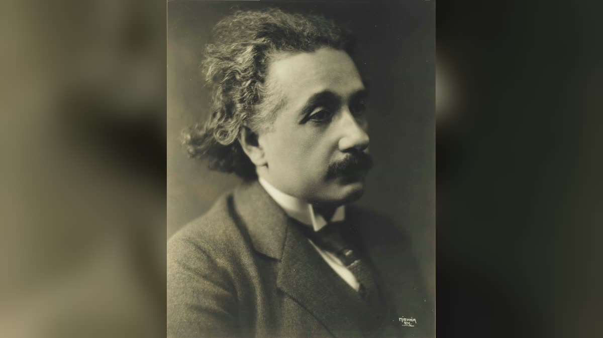 Albert Einstein’ın 1921 tarihli stüdyo portresi (Herman Mishkin, New York)