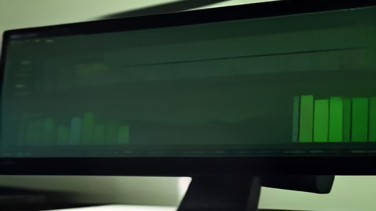 Karanlık bir ekranda yeşil sütun grafikleri ve çizgi grafik gösteren bilgisayar monitörü (temsilî görsel)