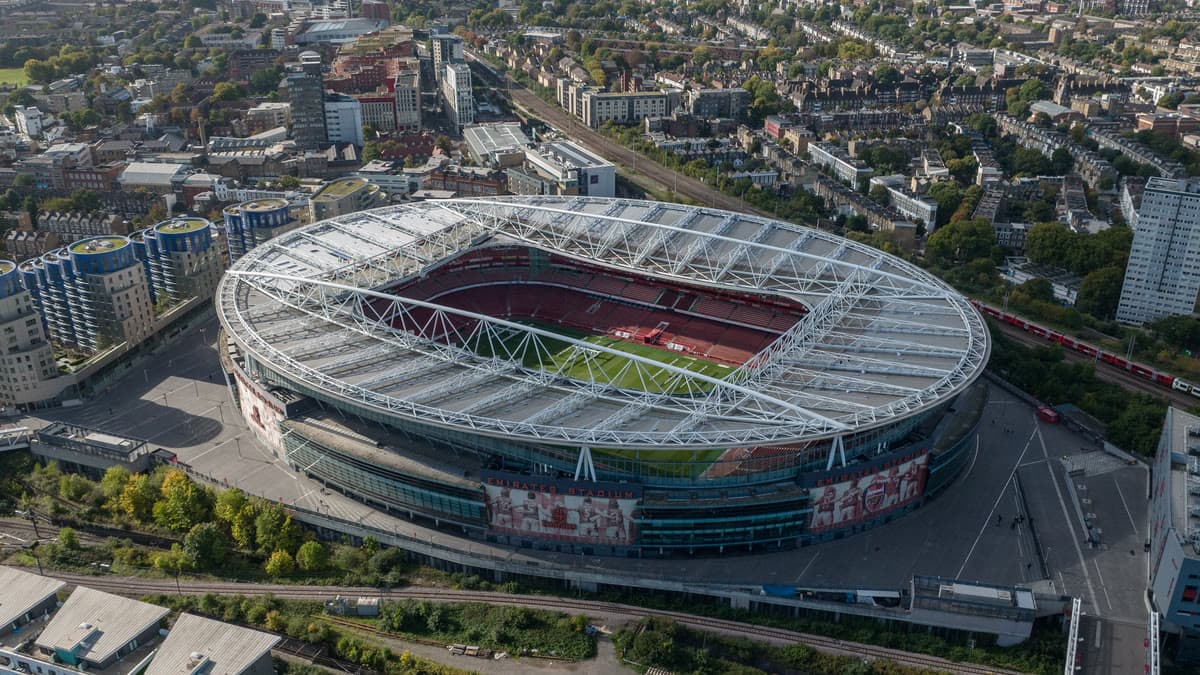 Arsenal'in Emirates Stadyumu'nun havadan görünümü; cephede stadyumun adı ve kulüp arması okunuyor
