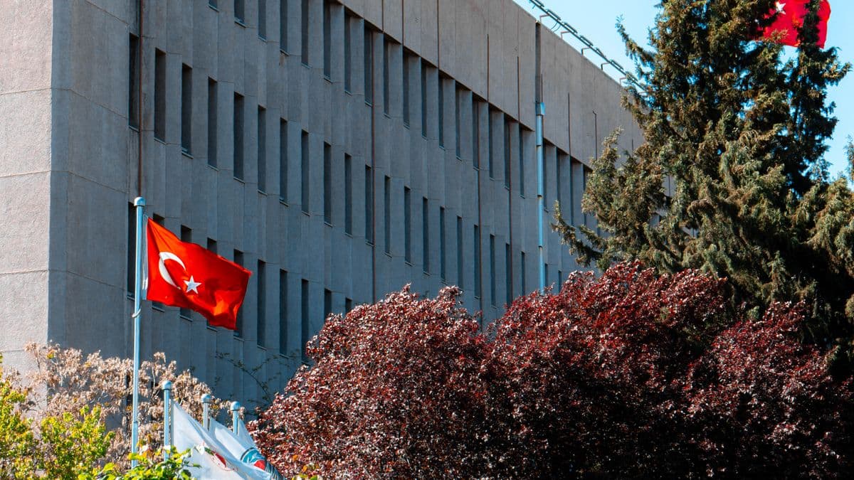 Türk bayraklı kamu binası (temsilî görsel) — Cumhurbaşkanlığı Kabinesi Ahlat'ta toplanıyor