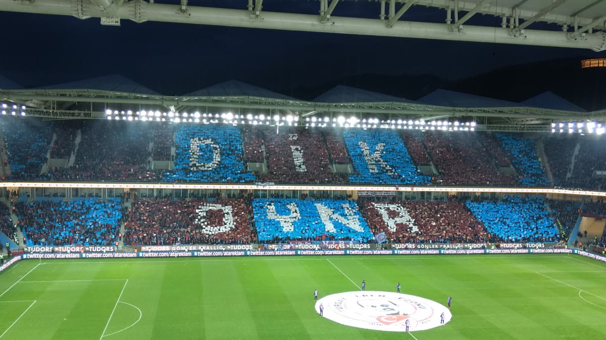 Trabzonspor taraftarlarının Şenol Güneş Stadyumu'nda sergilediği bordo-mavi tribün koreografisi (arşiv fotoğrafı)