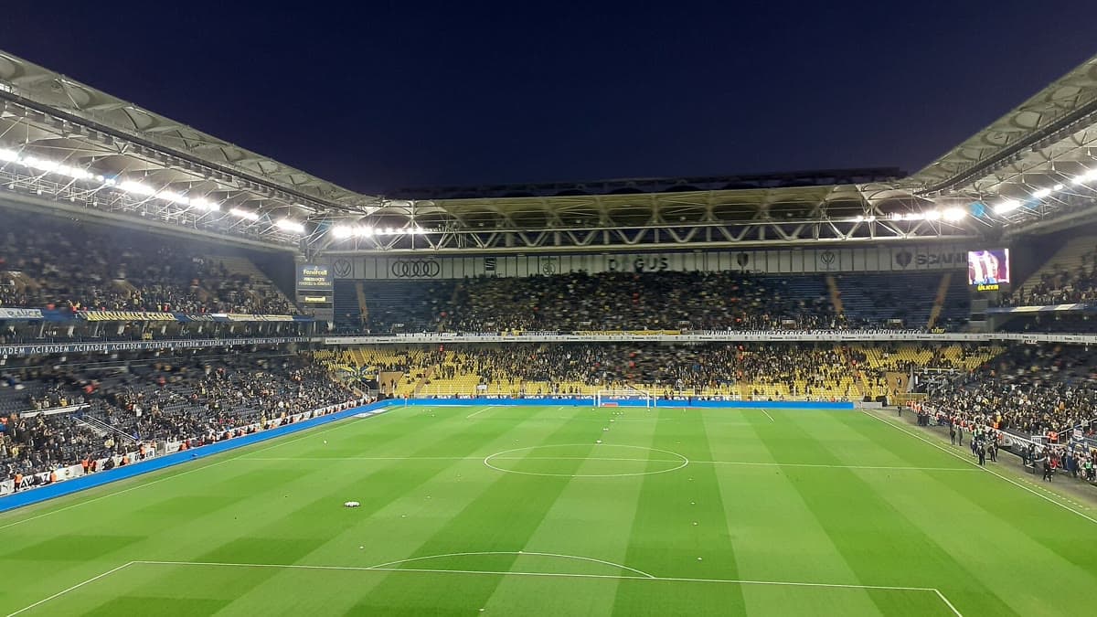 Temsilî görsel — Fenerbahçe Şükrü Saracoğlu Stadyumu; sarı-lacivertliler hazırlık maçında Pogoń Szczecin ile karşılaşıyor