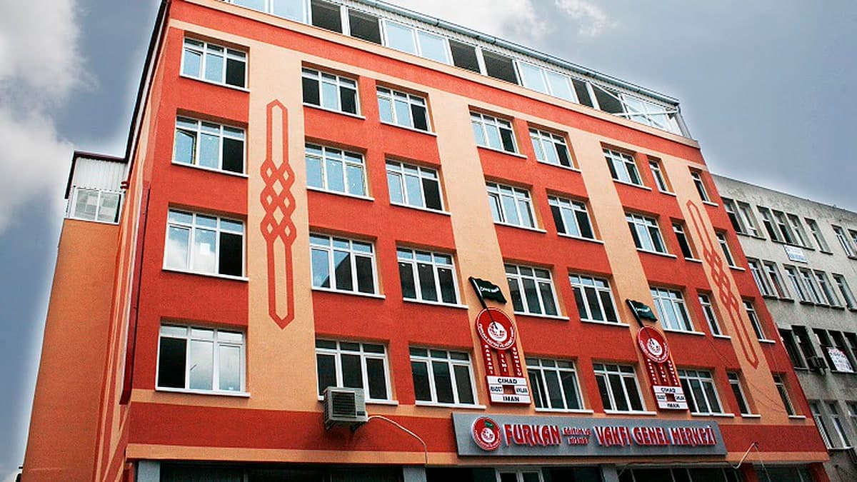 Furkan Vakfı'nın Adana'daki genel merkez binası; cephedeki tabelada 'Furkan Vakfı Genel Merkezi' yazıyor (arşiv fotoğrafı)