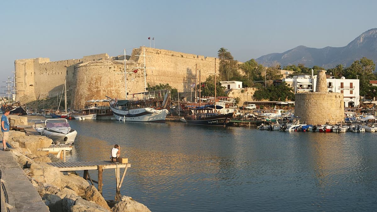 Girne (Kyrenia) Kalesi ve limanı — feribot faciasının yaşandığı kıyı kenti (temsilî yer görseli)