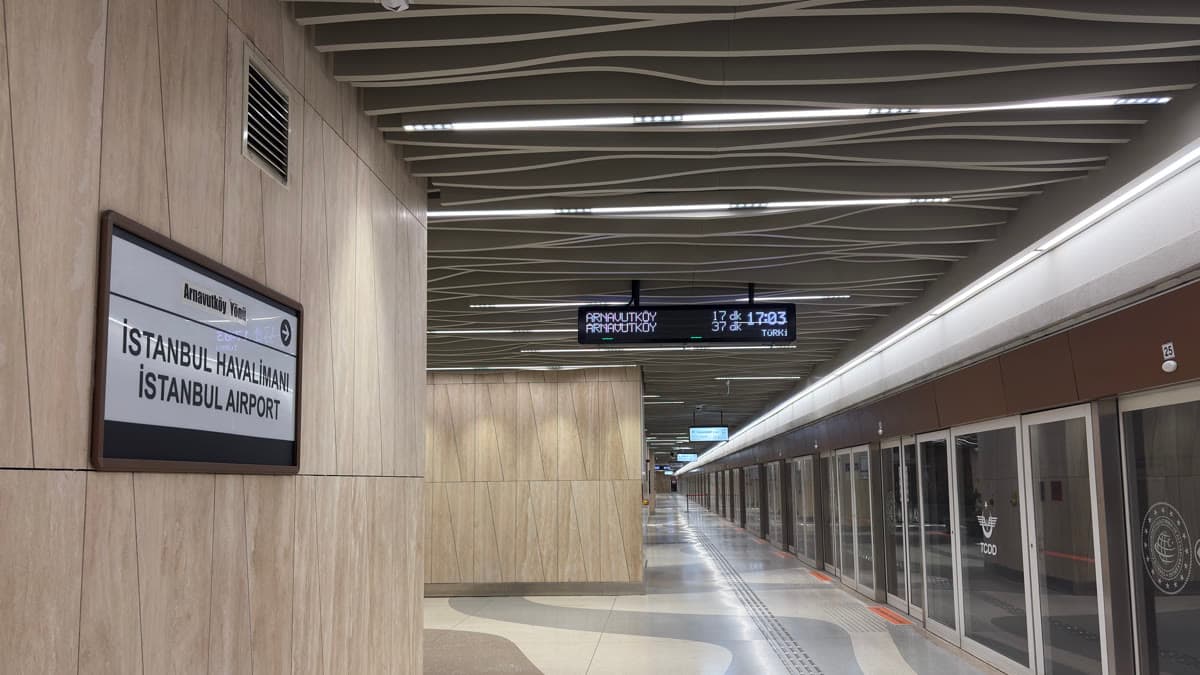 İstanbul Havalimanı Metro İstasyonu'nda 'İstanbul Havalimanı / İstanbul Airport' tabelası ve platform