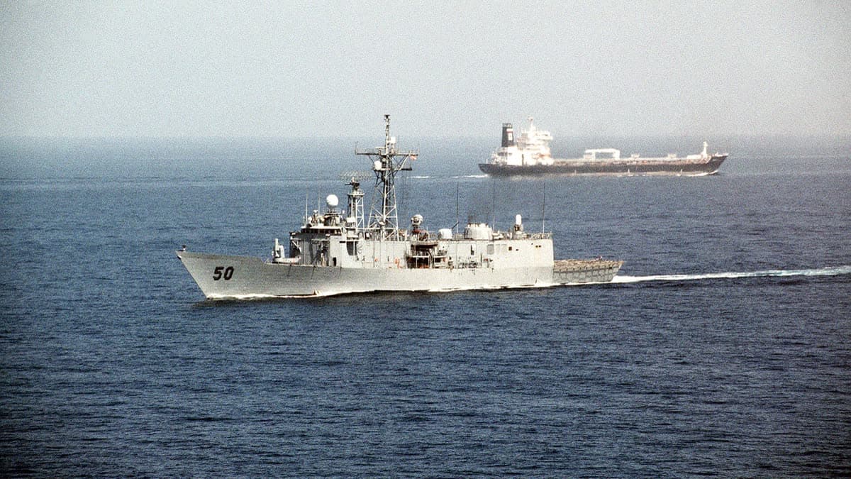 Hürmüz Boğazı'nda bir petrol tankerinin yanından geçen ABD savaş gemisi USS Taylor (arşiv görüntüsü)