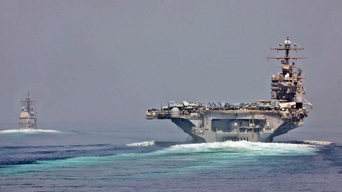 Hürmüz Boğazı'ndan geçen ABD uçak gemisi USS Abraham Lincoln ve güdümlü füze kruvazörü USS Cape St. George (arşiv görüntüsü)
