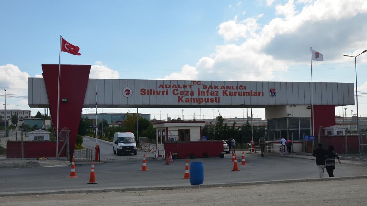 Silivri Ceza İnfaz Kurumları Kampüsü giriş tabelası ve nöbetçi kulübesi