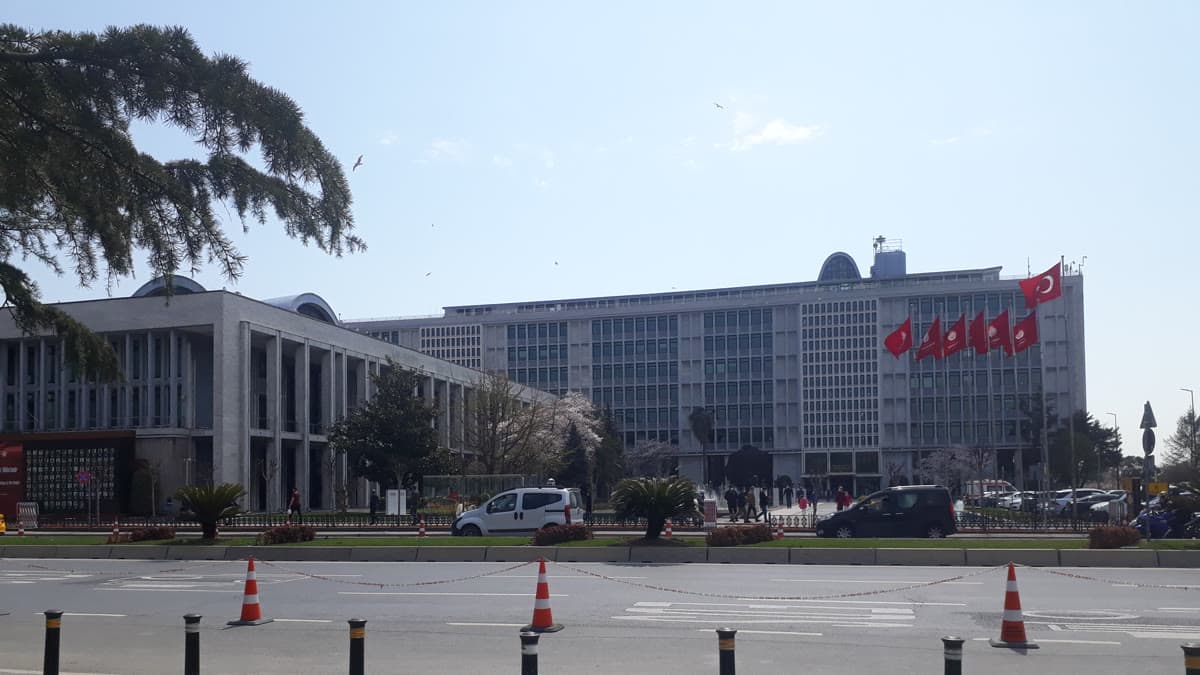 Cephesinde Türk bayrağı ve İBB logolu bayraklar bulunan İstanbul Büyükşehir Belediyesi'nin Saraçhane'deki merkez binası