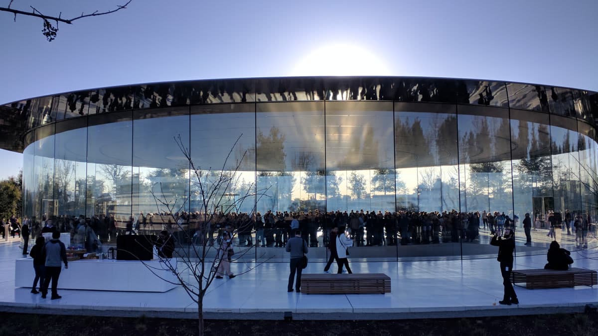 Apple Park kampüsündeki Steve Jobs Theater'ın dış cephesi
