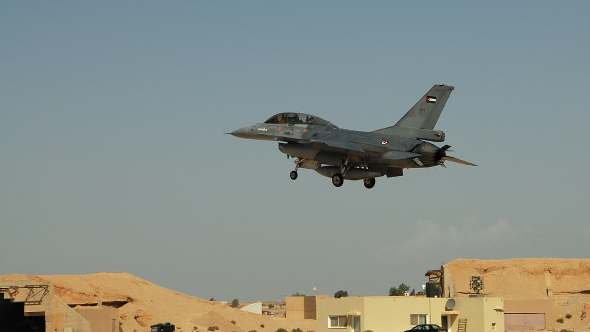 Ürdün Kraliyet Hava Kuvvetleri'ne ait bir F-16, hedef alınan Muvaffak Salti Hava Üssü'nde inişe geçerken (arşiv)