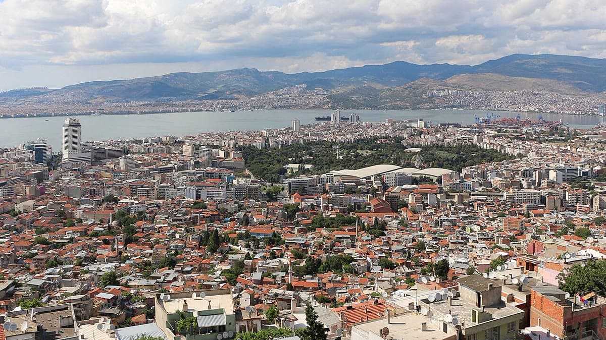 İzmir şehir manzarası — Kordon ve İzmir Körfezi (temsilî; soruşturma İzmir merkezli yürütülüyor)