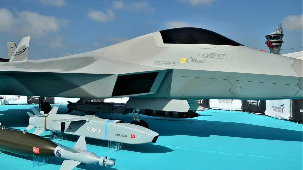 Teknofest'te sergilenen KAAN Millî Muharip Uçak tam boy modeli — F110 motoru haberini simgeleyen görsel