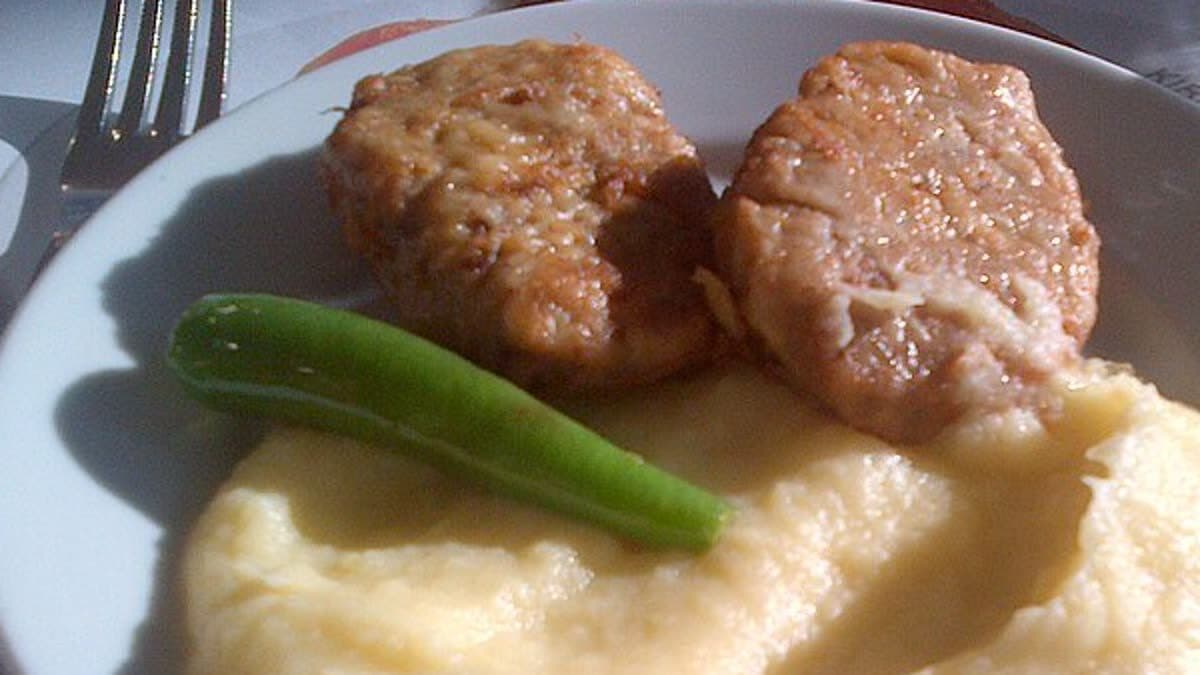 Tabakta kadın budu köfte ve patates püresi